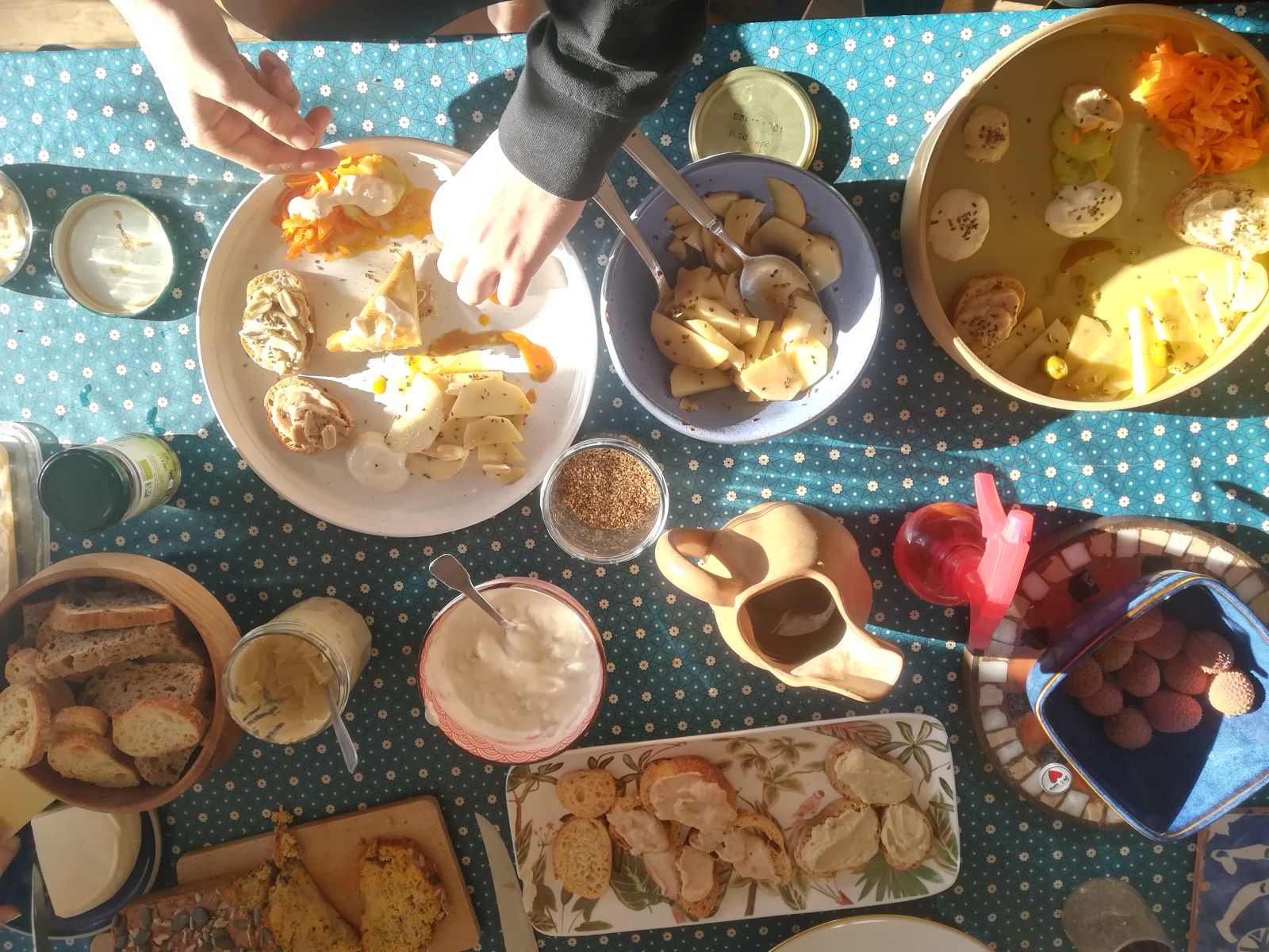 Table après un repas partagé
